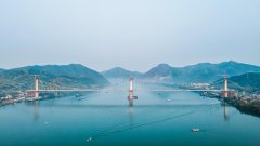 广西苍容浔江大桥合龙